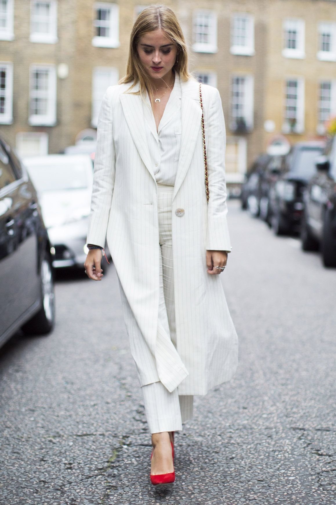 Женщины в белом пальто. Тотал Уайт стритстайл. Белое пальто. Белое пальто Street Style. Образы с белым пальто.