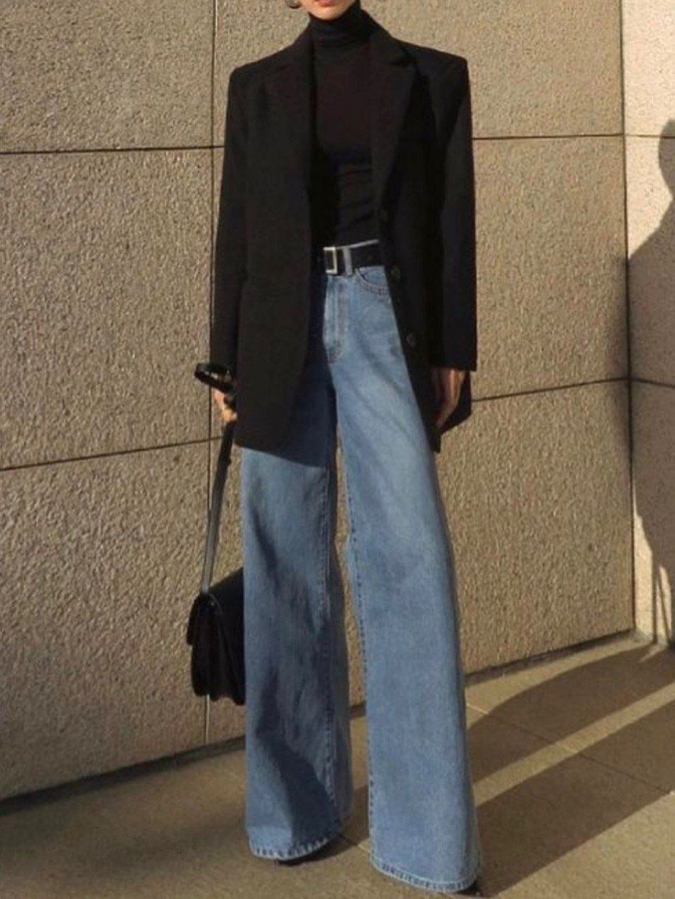 Широкие джинсы с пиджаком