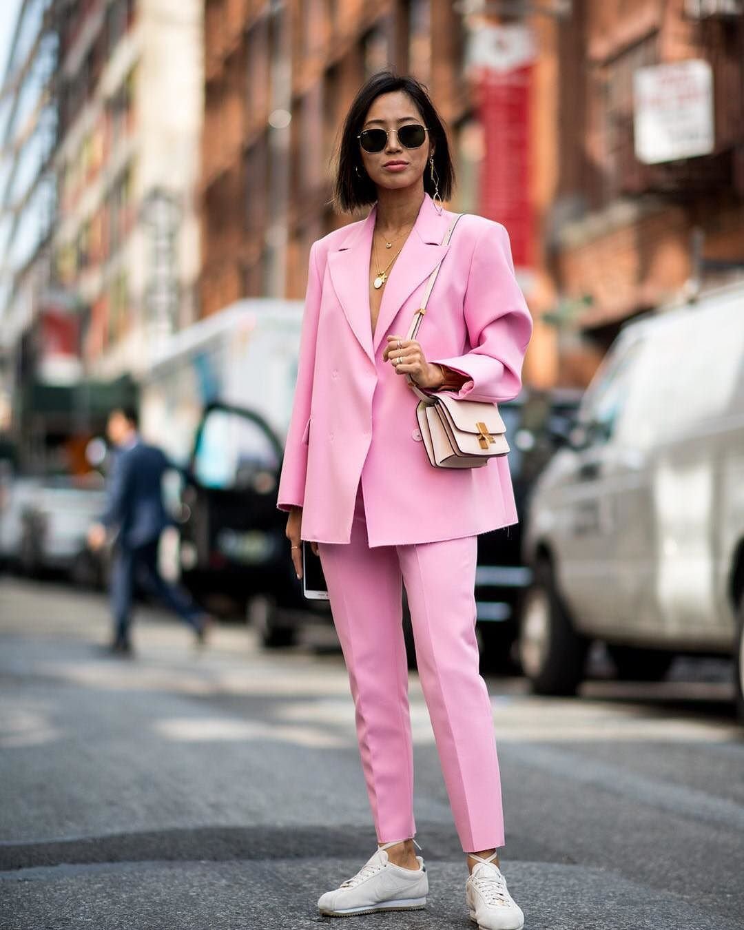 Серо розовый костюм. Розовый пиджак. Образы с розовым пиджаком. Розовый брючный костюм женский. Образы с розовым пиджако.