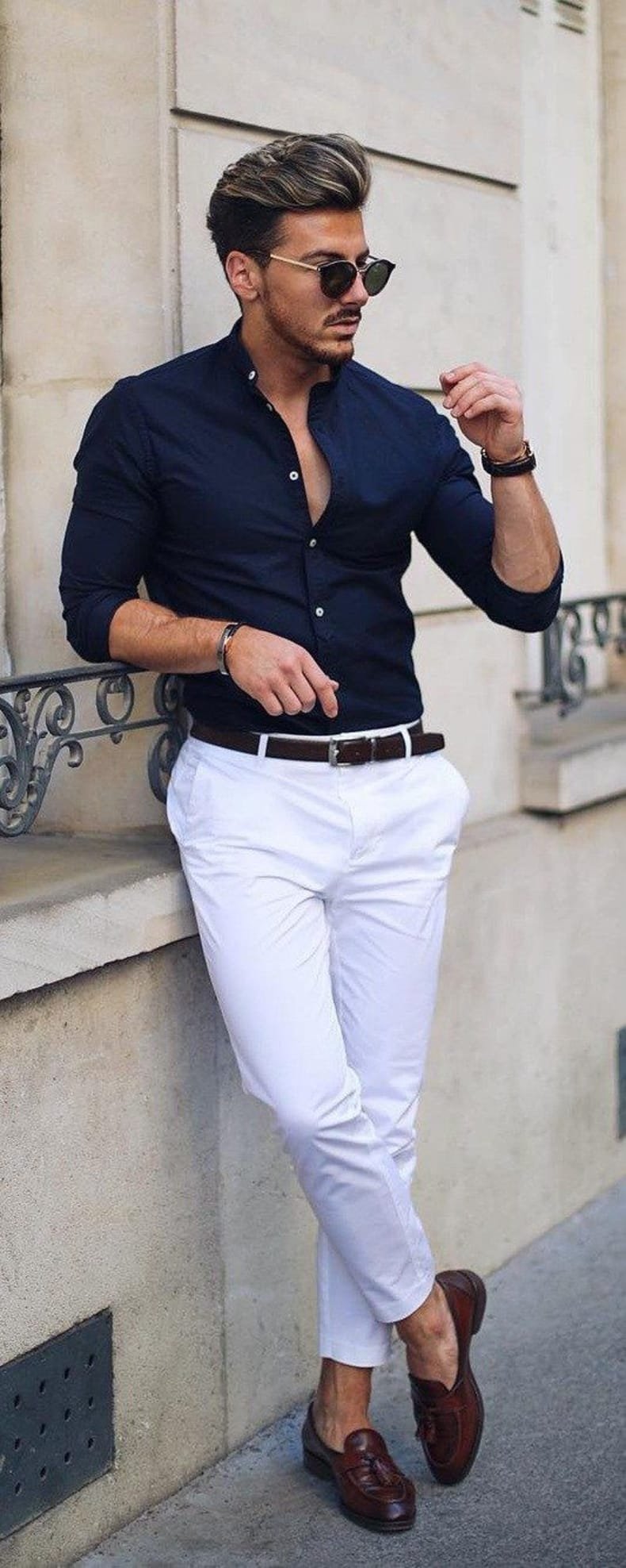 Мужские черно белые штаны. Стильный мужской образ. Белая рубашка и черные брюки мужские. Белая рубашка черные брюки. Синие брюки белая рубашка.