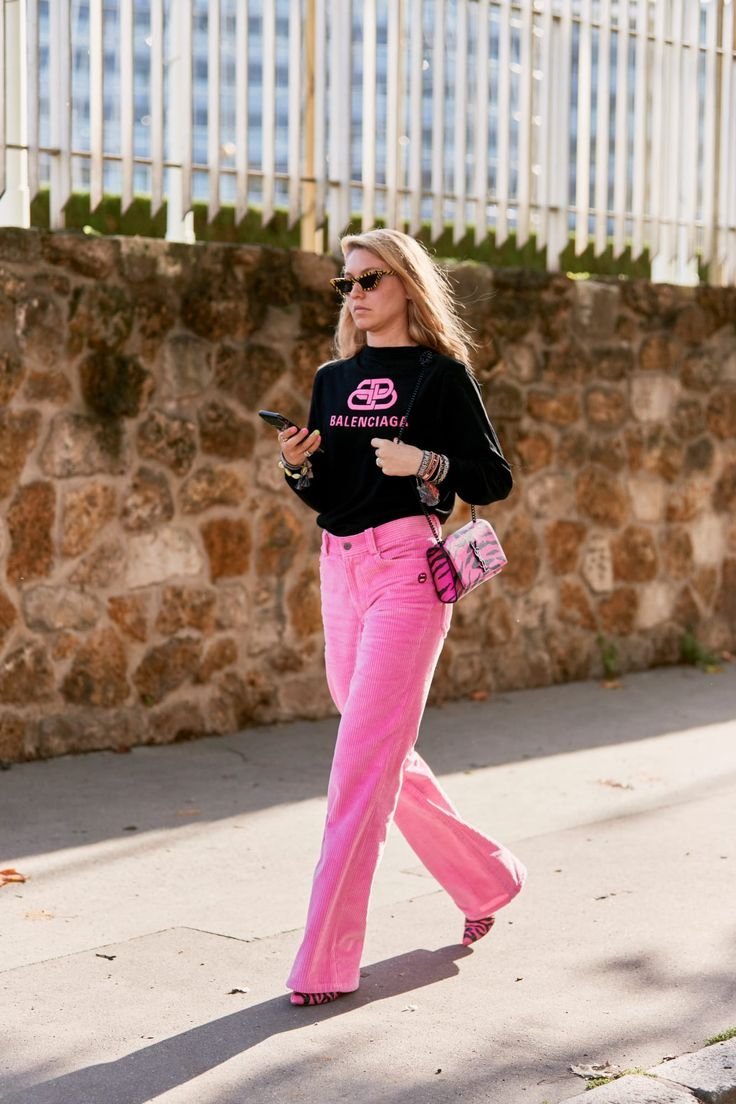 Розовые брюки стритстайл