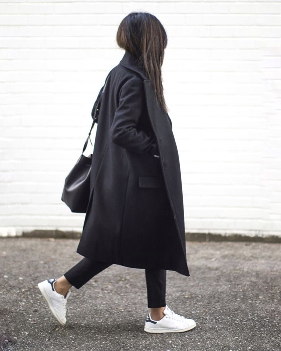 Черное пальто с кроссовками. Черное пальто с кроссовкам. Черное пальто с кедами. Пальто с кедами женские.