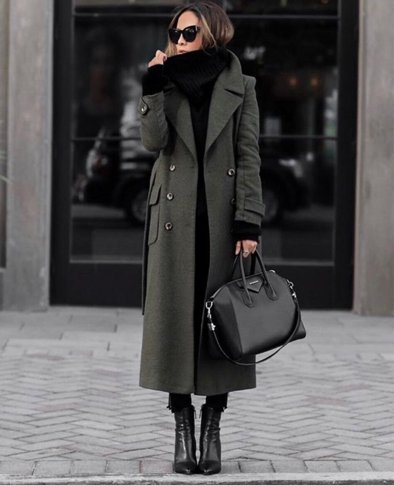 Какое пальто в моде 2024 году. Длинное пальто. Стильное длинное пальто. Стильное черное пальто. Стильное пальто женское.