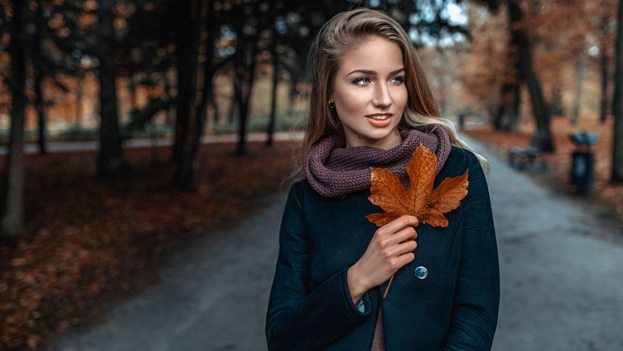 Девушка в парке осенью