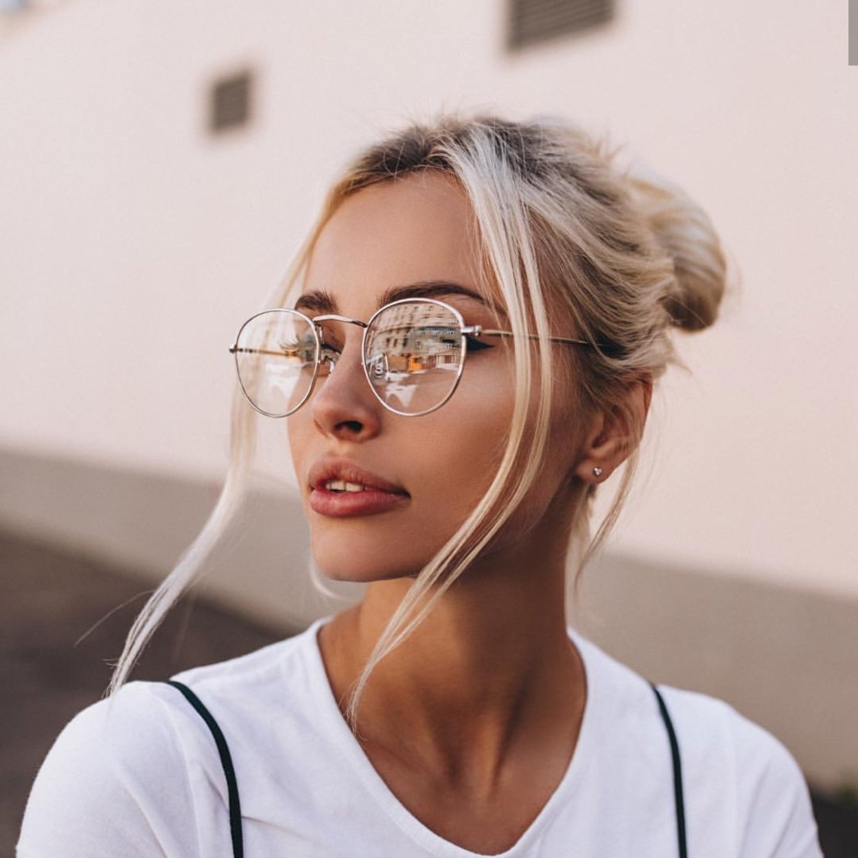 Wear glasses to see the beautiful pattern. Красивые очки для зрения женские. Модные круглые очки для зрения. Круглые очки для зрения для девушек. Девушка в круглых очках.