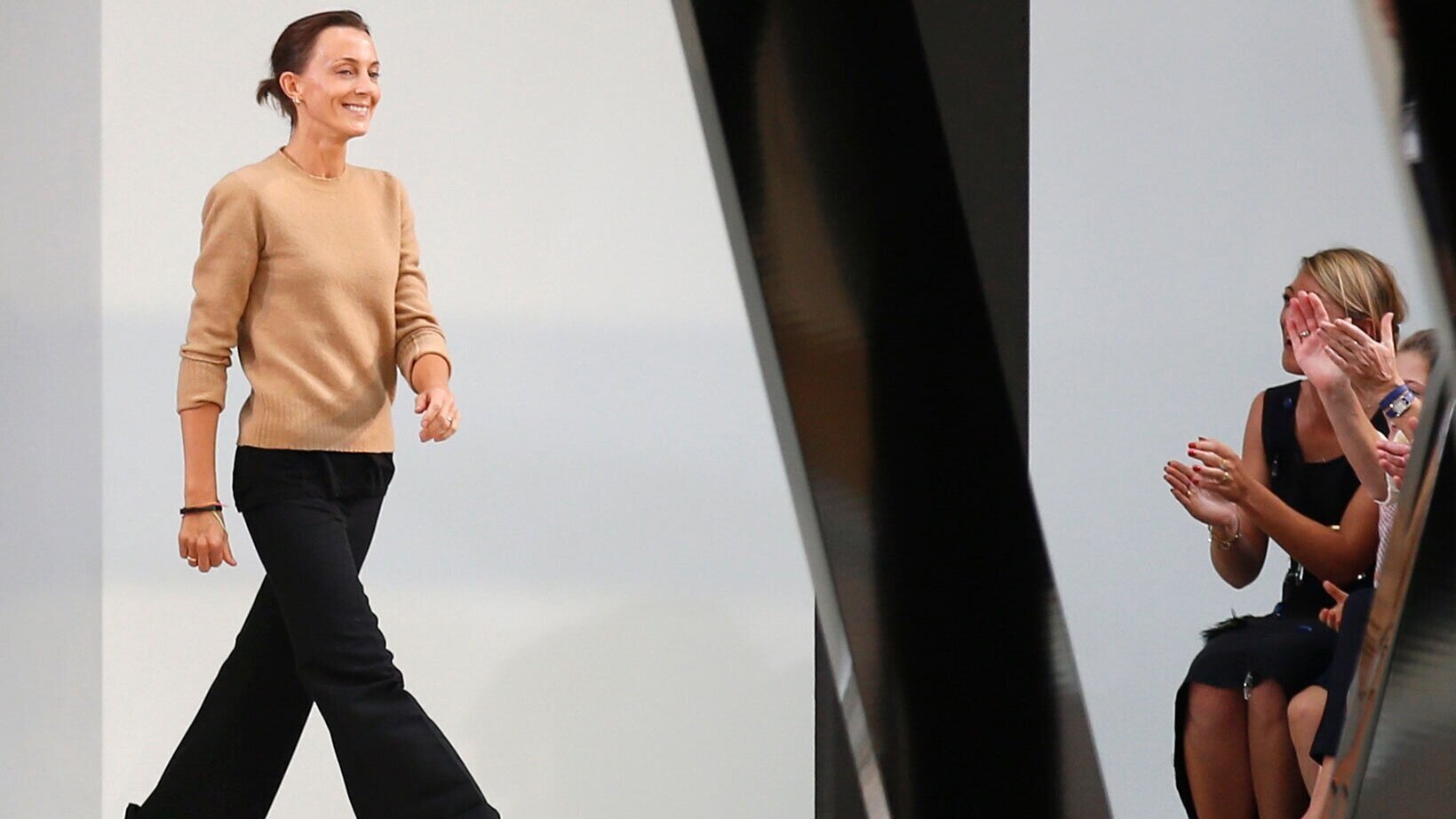 Phoebe philo. Фиби файло возвращается. Фиби файло фото 2022. Фиби файло и Арно LVMH. Фиби файло стиль одежды фото.