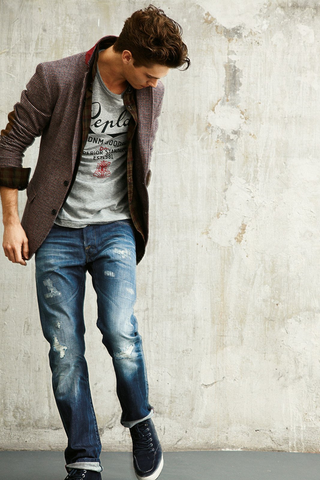 He is wearing jeans. Джинсы с пиджаком мужские. Мужчина в джинсах. Красивые парни в джинсах. Пиджак с джинсами мужские стиль.