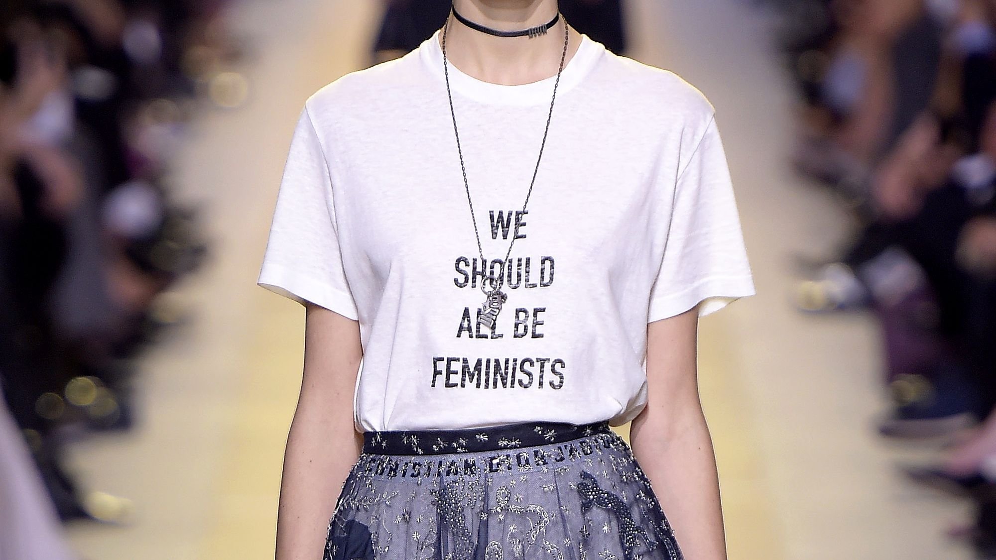 We fashion. Диор «we should all be feminists». We should all be feminists футболка. Показ мод футболки. Футболка Dior.