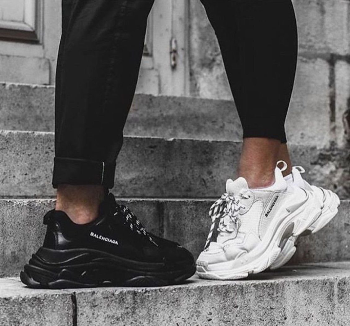 Пара кроссовок. Кроссовки Balenciaga Triple s Black. Кроссовки Balenciaga Triple s на ноге. Balenciaga adidas Triple s. Баленсиага адидас кроссовки.