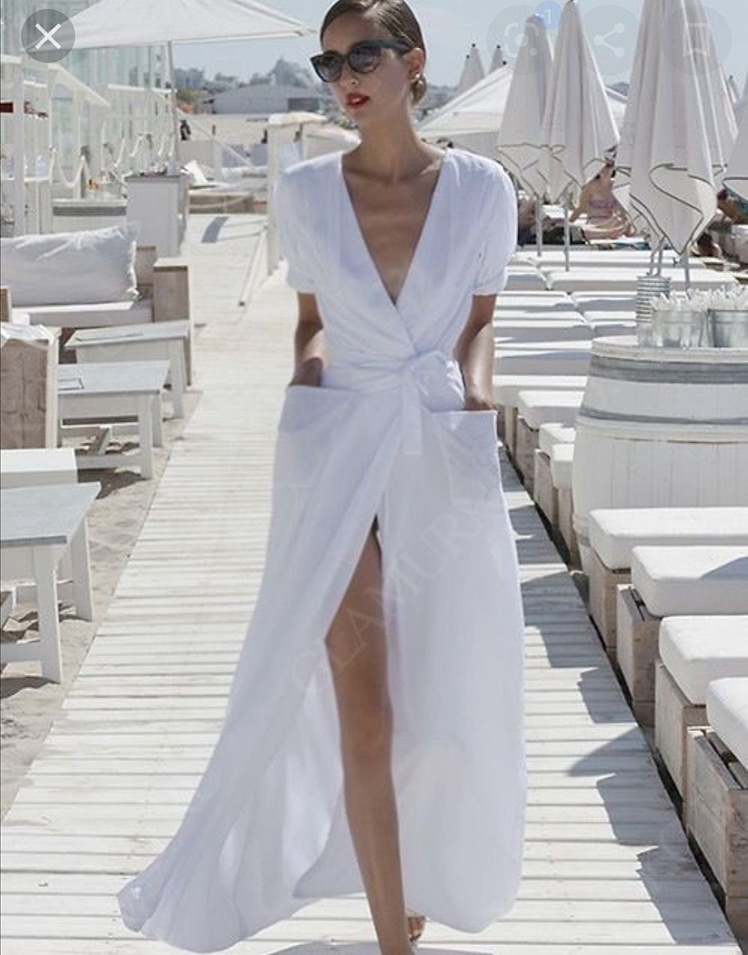 Белые платья 2023. Элегантное пляжное платье. Элегантные образы для пляжа. Белое длинное пляжное платье. Стильные пляжные образы.