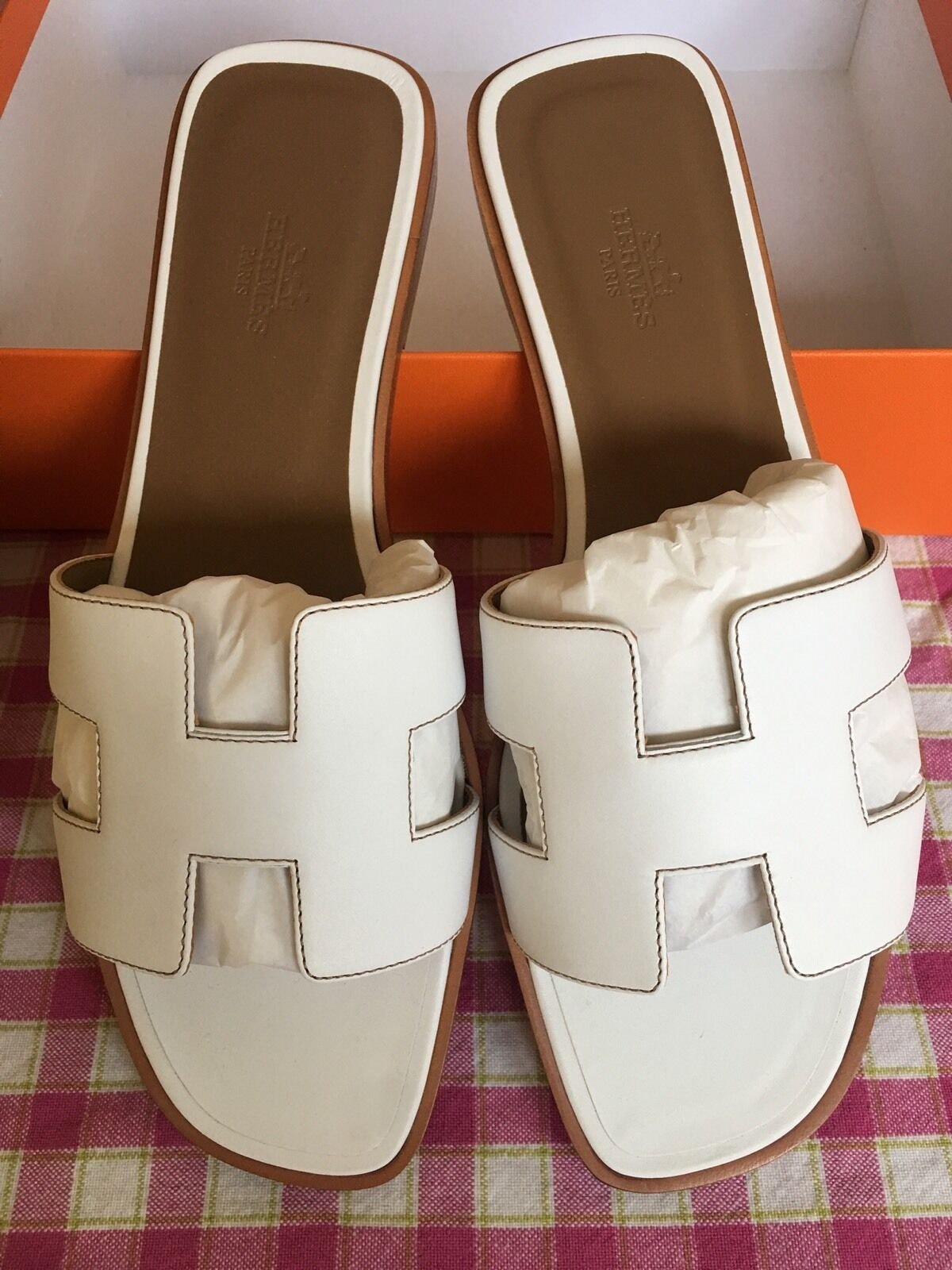 Hermes Oasis Sandal. Шлепанцы Hermes oran Sandal женские. Тапочки белые Эрмес. Hermes Sandals 2021.