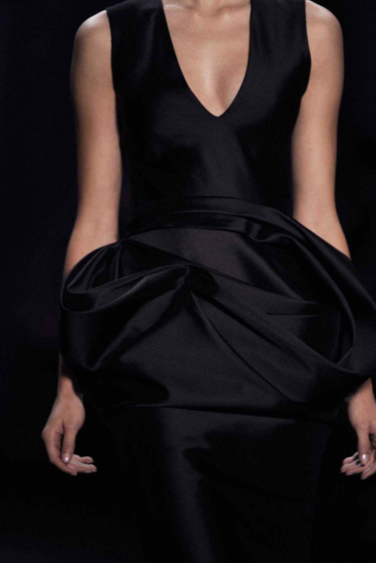 Water black dresses. Черное атласное платье. Модные черные платья. Платье из черного атласа.