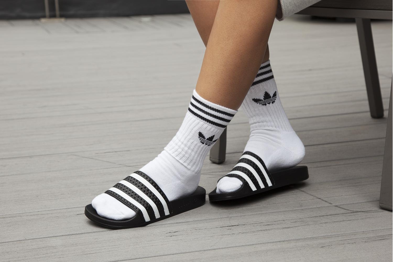 Кроссовки носки адидас. Adidas Adilette и носки. Adidas Adilette 2023. Носки адидас белые. Носки adidas Originals высокие.