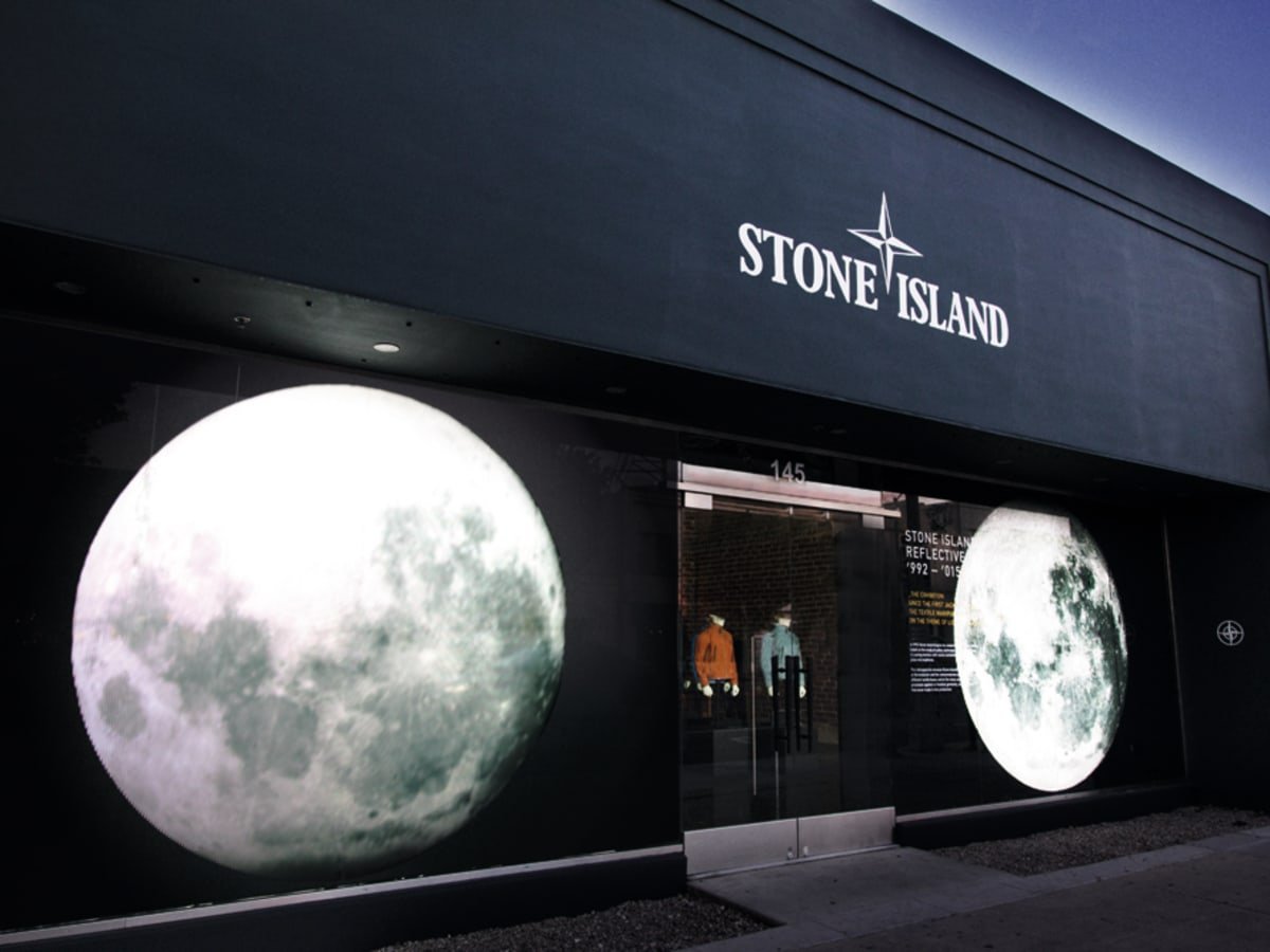 Цум stone. Бутика стон Айленд. Магазин Stone Island. Paris магазин Stone Island. Витрина магазина стон Айленд.