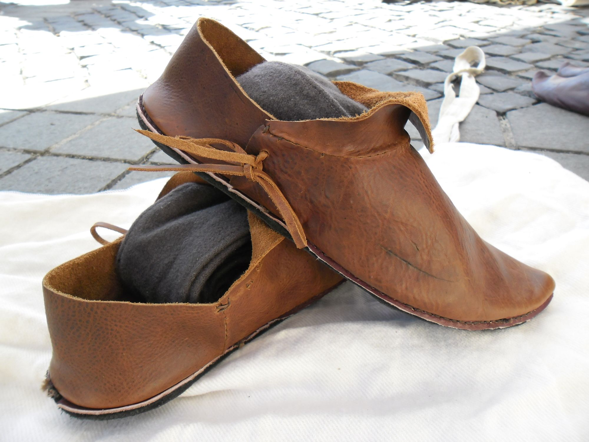 Средневековые туфли. Пигаш обувь средневековья. Пулены Средневековая обувь. Пулены 13 век. Средневековые мужские туфли.