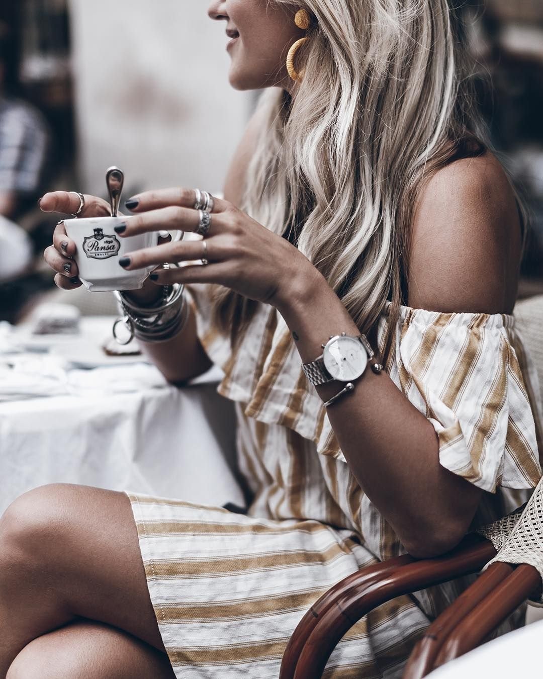 Фото девушек с кофе. Блондинка с кофе. Девушка с кофе. Девушка с кофе в руках.