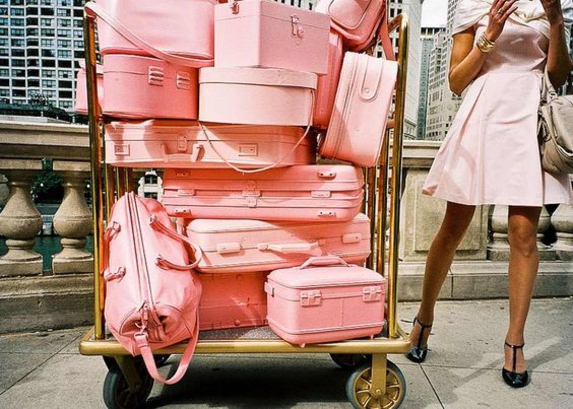 Переезжаем что ответить. Большие чемоданы. Чемодан красивый. Девушка с чемоданом. Девушка с большими чемоданами.