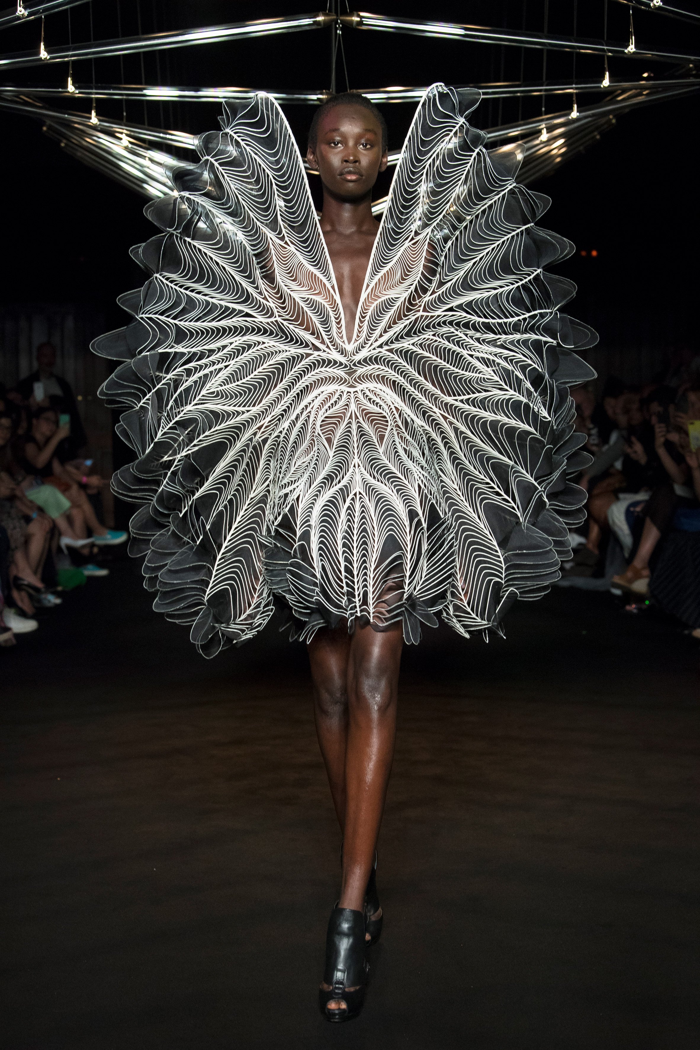 Креативна мода. Айрис Ван Херпен коллекция 2018. Ирис Ван Херпен модельер. Iris van Herpen платья. Айрис Ван Херпен Наряды.