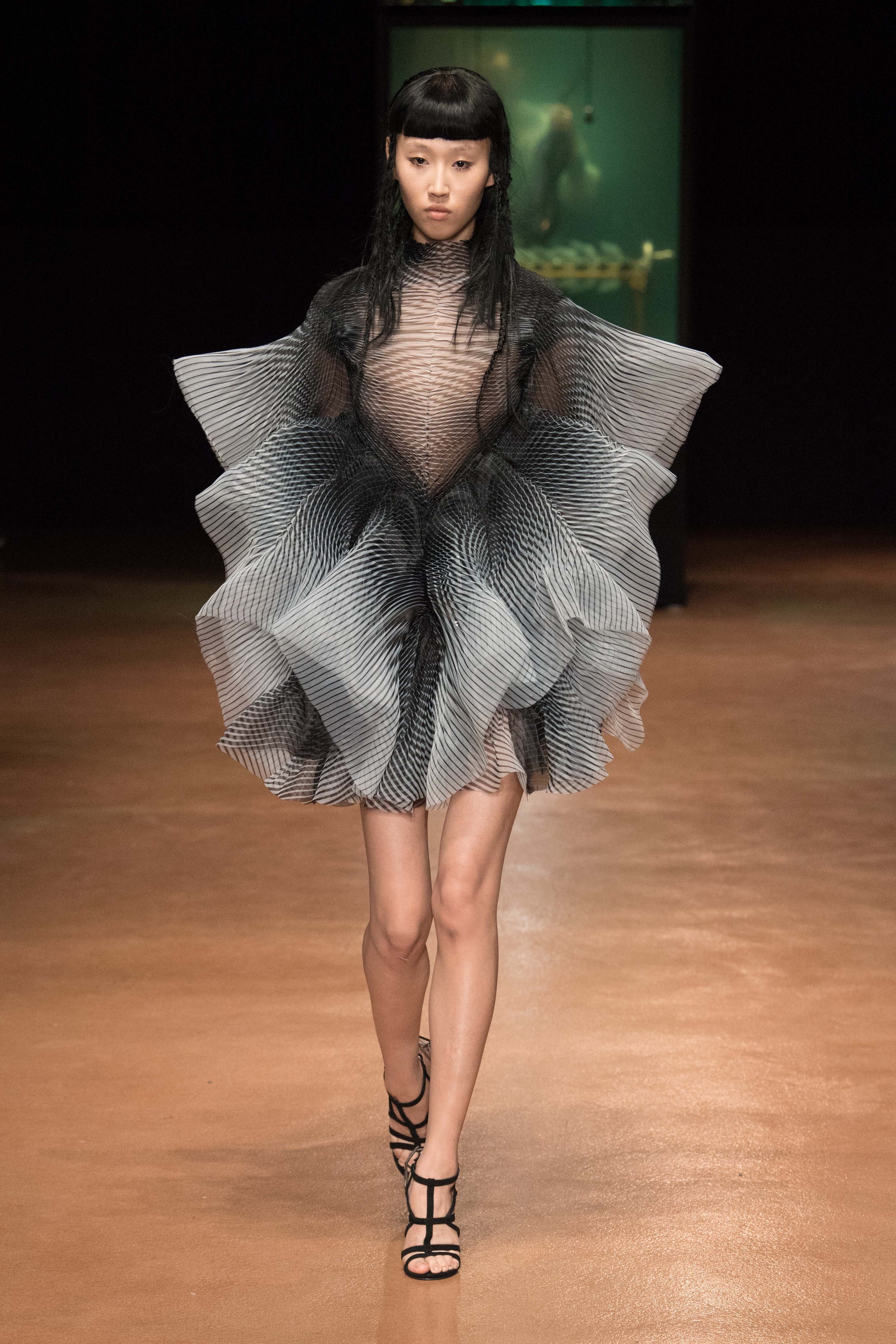 Модель моды. “Haute Couture” Ирис Ван Херпен. Айрис Ван Херпен коллекция 2018. Iris van Herpen платья. Iris van Herpen дизайнер.