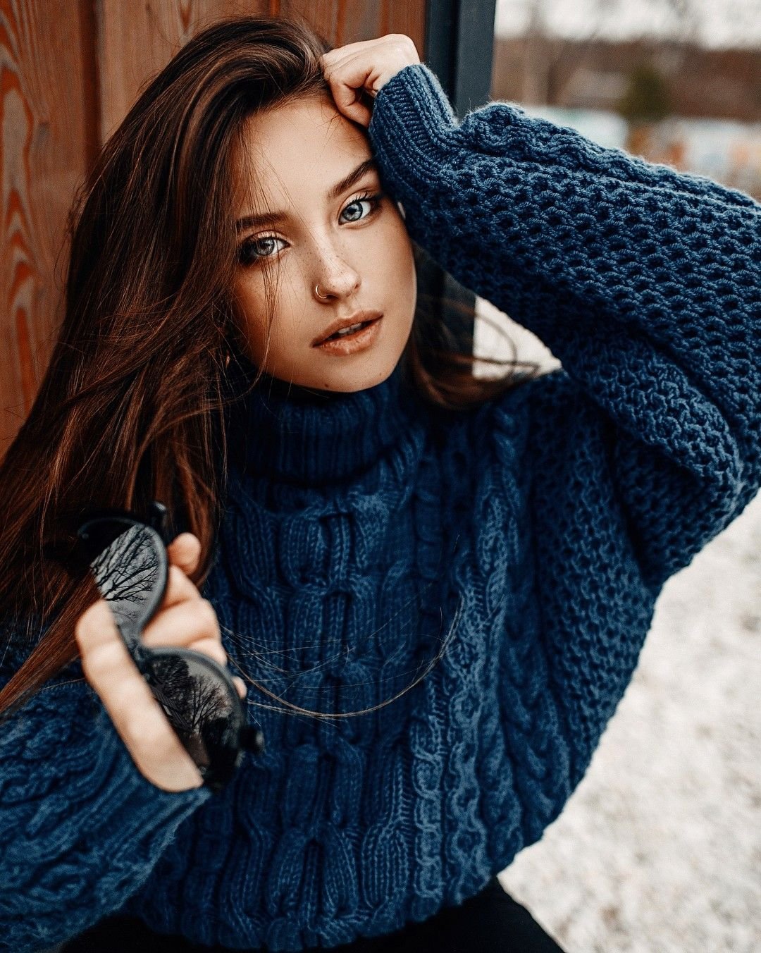 Мила Сивацкая в синем свитере