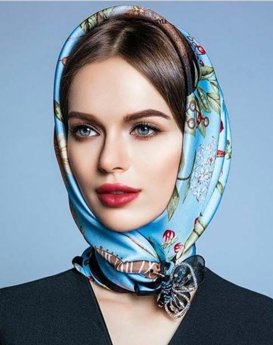 Как модно завязывать платок. Hermes платок тюрбаном. Платок женский на голову. Красивые платки на голову. Модные платки.