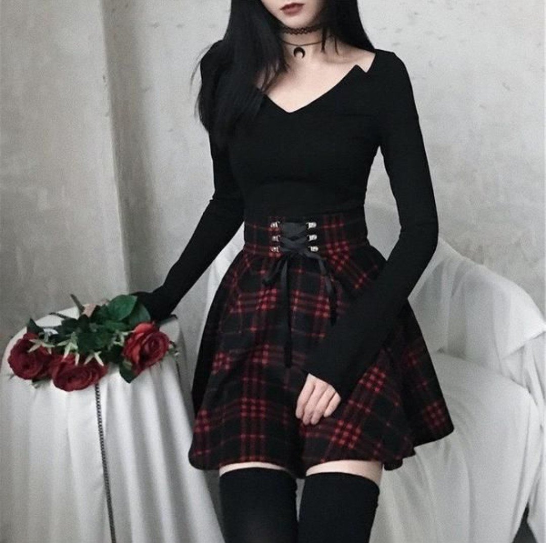 Темная одежда. Goth outfit Грандж корейский юбка. Корейская одежда для девушек черная. Красно черная одежда. Черно красная одежда.