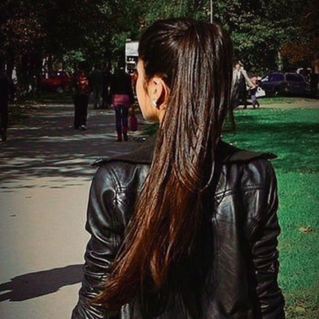 Волоса черные куртки. Мадина Гаджиева. Айшан Мамедова. Кавказские девушки с длинными волосами. Брюнетки с длинными волосами.