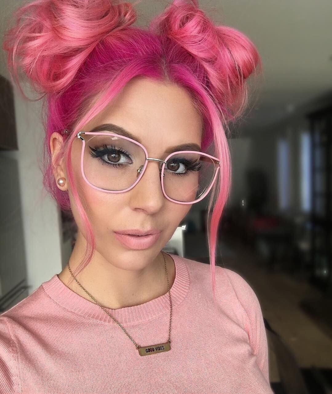 Розовые волосы в очках