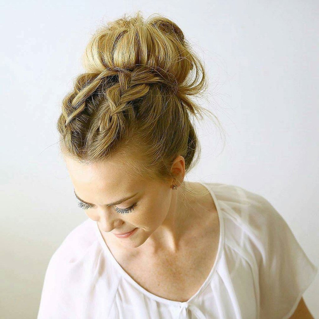 Прическа messy bun