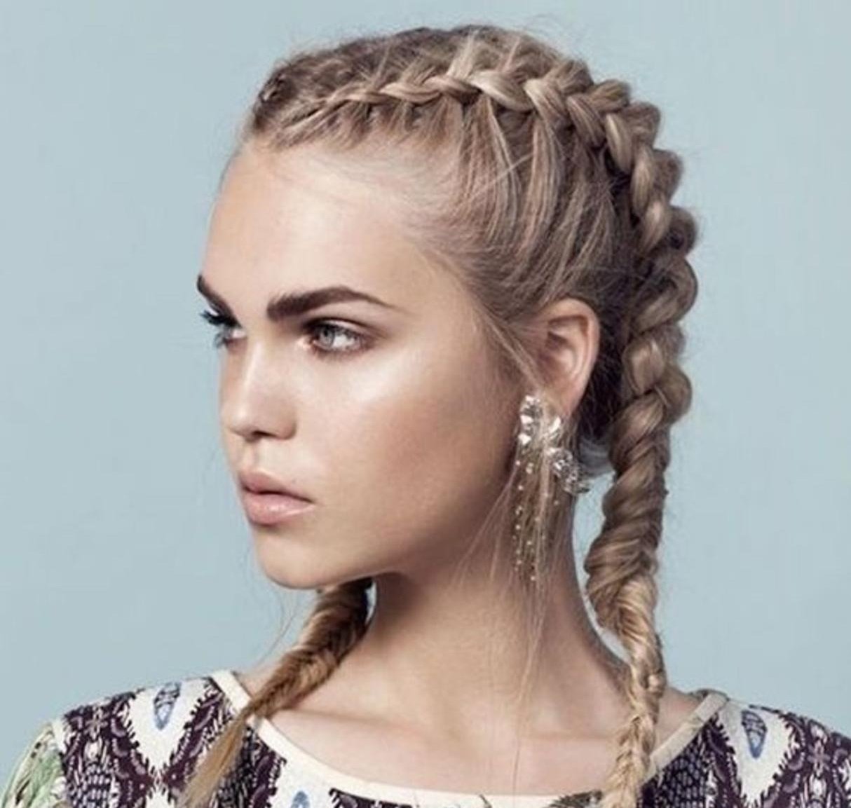 Косички тренды. Голландская коса полукорона. Французские косички Boxer-Braids. Колосок прическа. Модные прически с косичками.