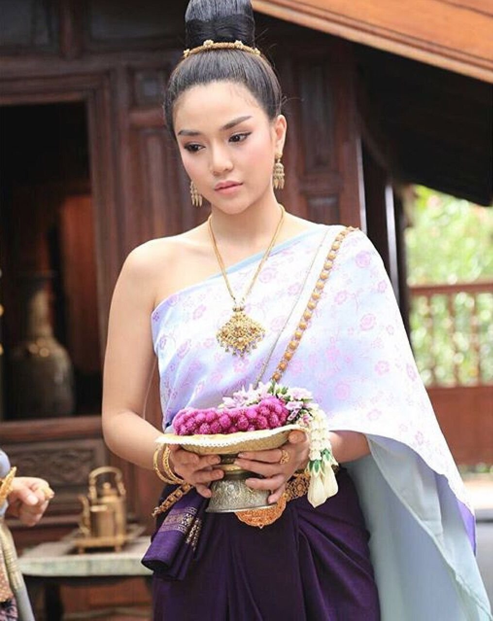 Тайцы одежда. Традиционная одежда Тайланда. Тайский костюм. Традиционный тайский костюм. Тайская Национальная одежда женская.