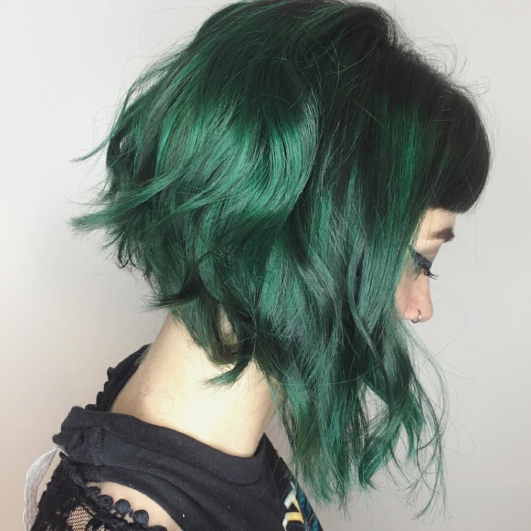 Можно зеленые волосы. Изумрудный цветтволос. Зеленые волосы. Зелёные волосы каре. Девушка с зелеными волосами.