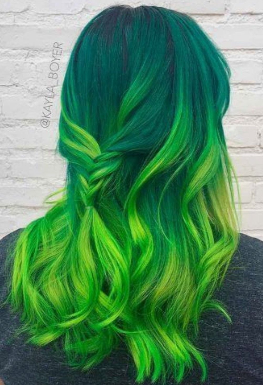 Зеленые пряди волос. Зеленые волосы. Окрашивание с салатовым цветом волос. Сине-зелёный цвет волос.