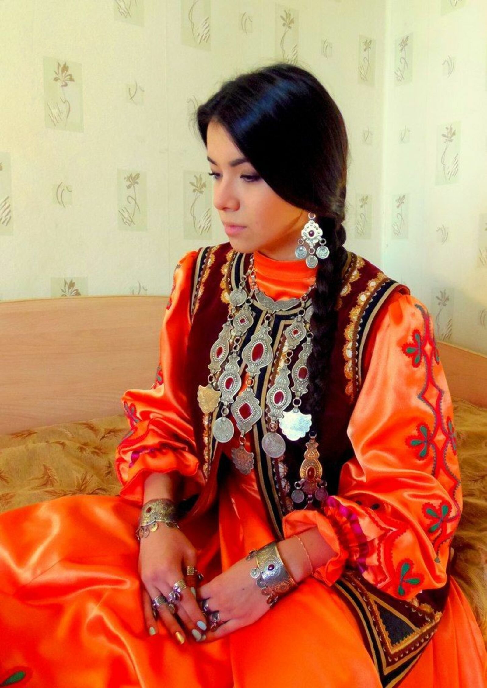 Башкирская девушка в национальном костюме