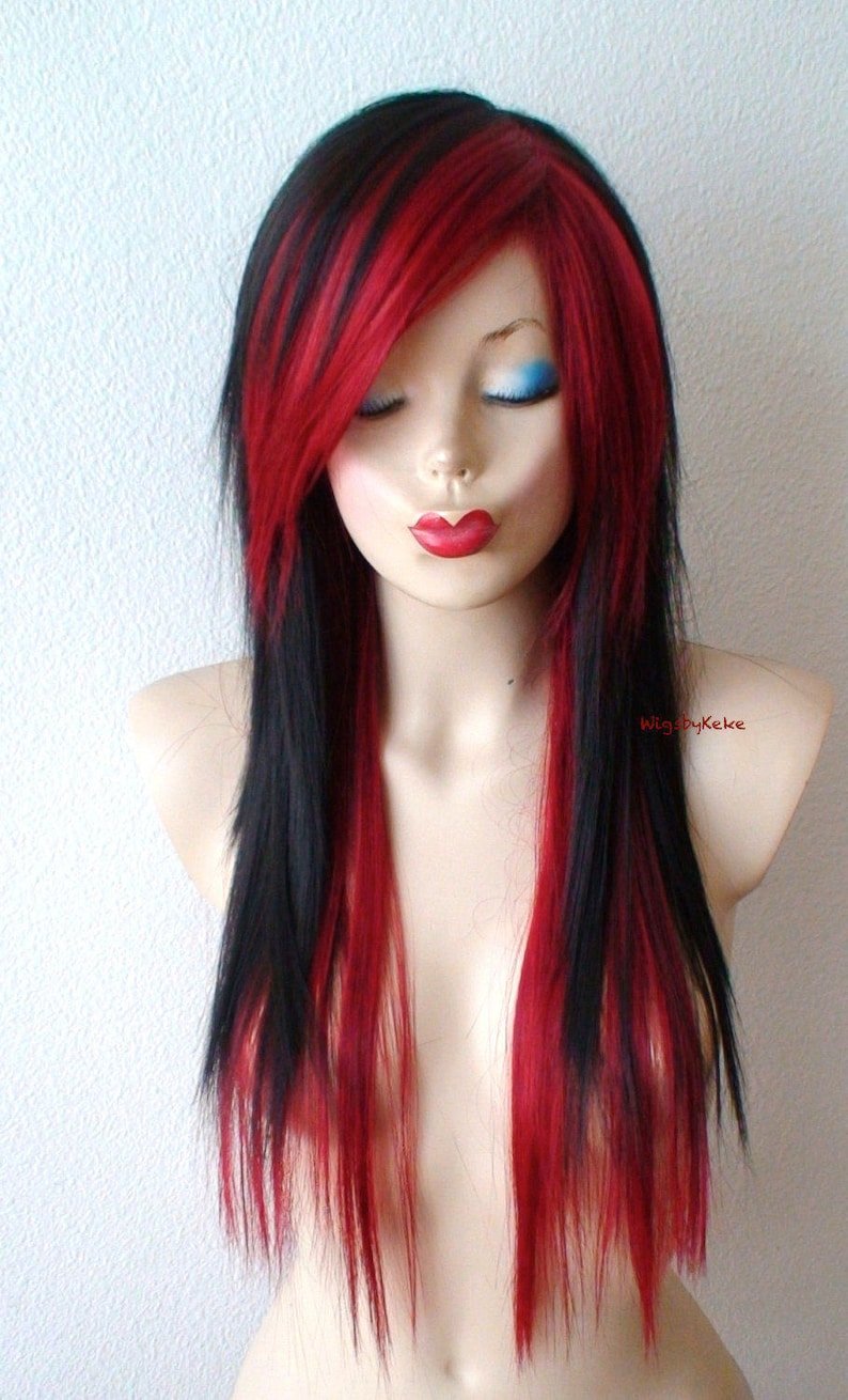 Корни волос красные. Волосы с красными прядями. Черно красное окрашивание волос.