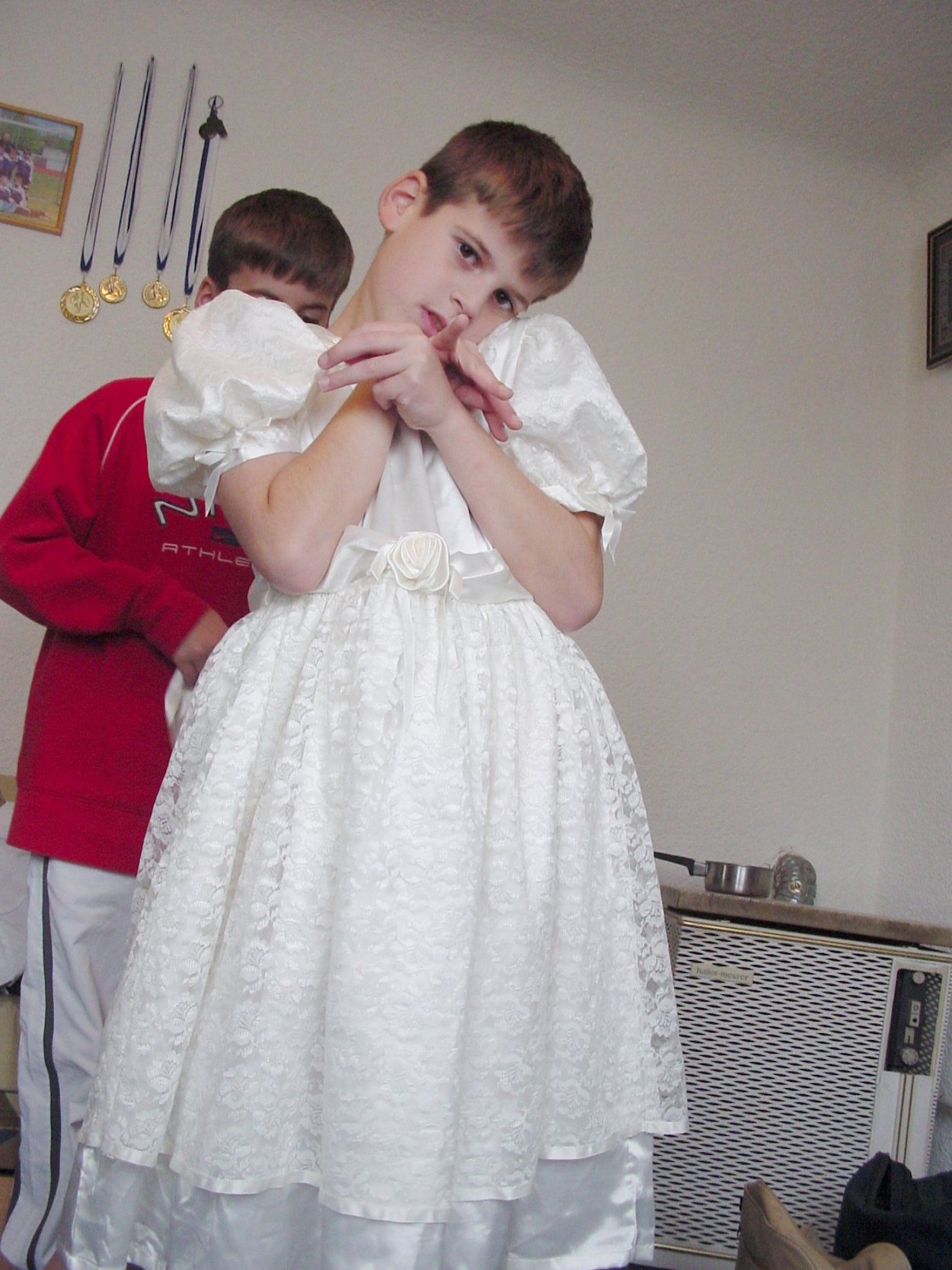 Рассказ мама переодела. Мальчика переодели в платье. Мальчик в свадебном платье. Мальчик одевает платье. Мальчики одетые в платья.