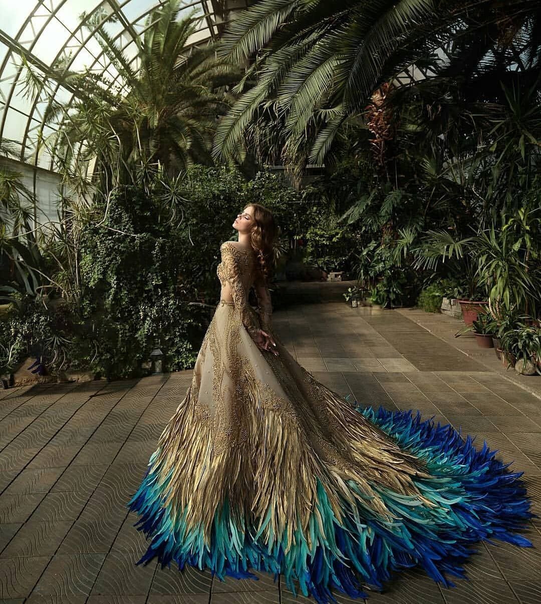Малярова Ольга платье с перьями