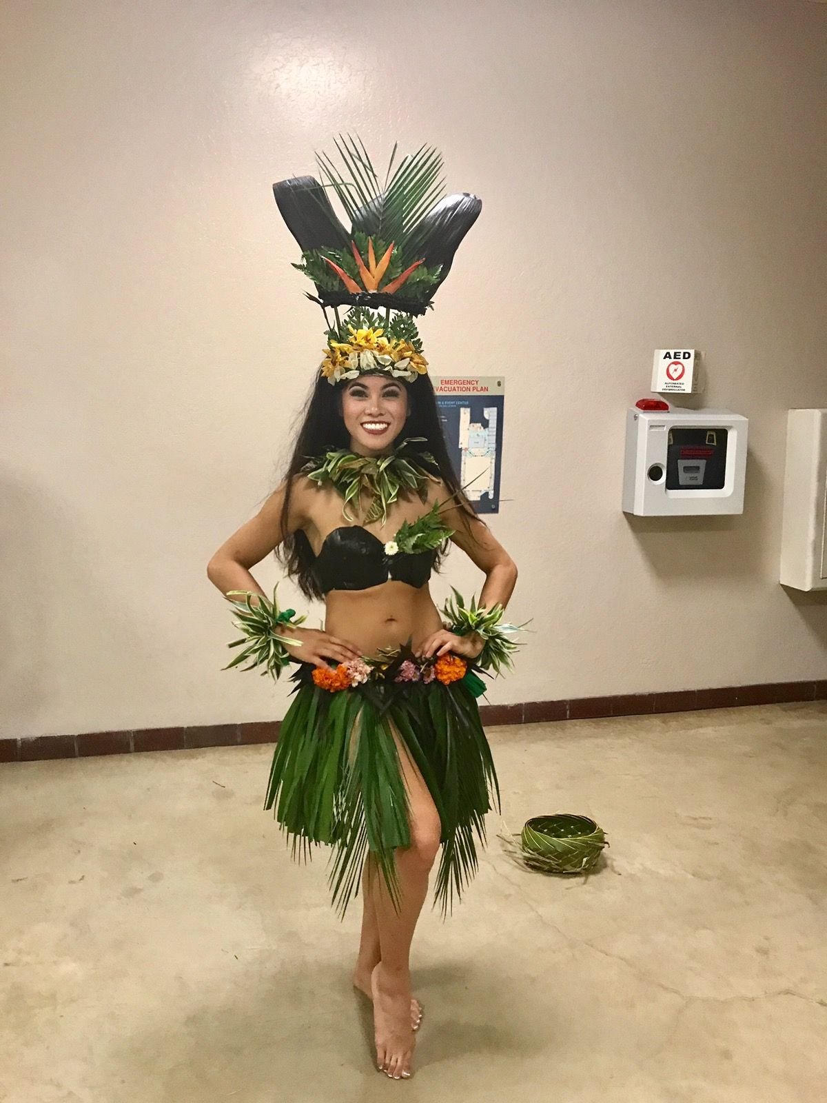 Таитянский танец. Гавайская вечеринка костюмы. Костюм Таити. Костюм для гавайского танца. Гавайская вечеринка костюмы для женщин.