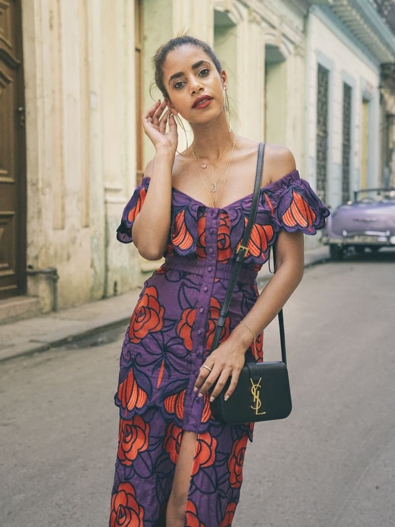 Кубинский стиль. Платье в кубинском стиле. Наряд в кубинском стиле. Кубинский стиль в одежде. Кубинский стиль в одежде для женщин.