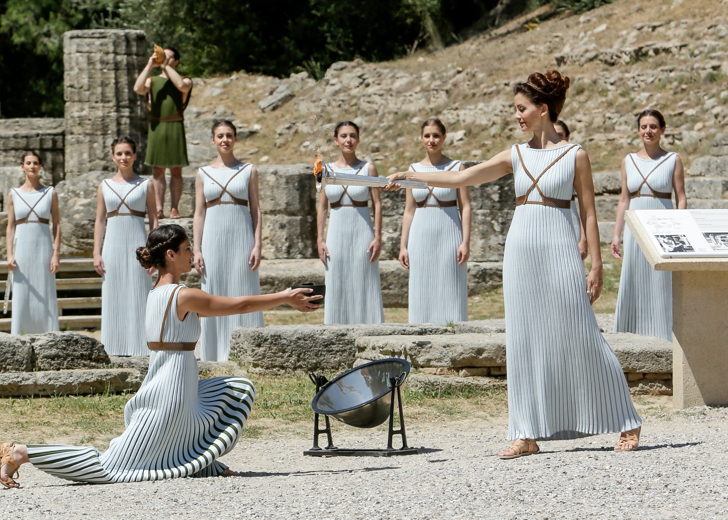 Человек живущий в греции. Эллины в древней Греции это. Платье в античном стиле. Сарафан в греческом стиле.