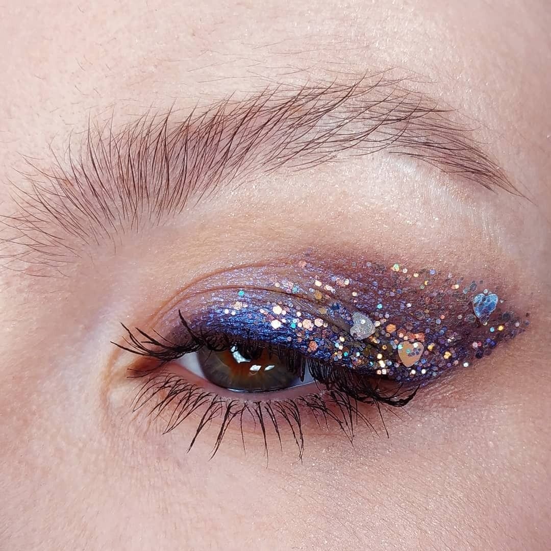 Glitter eyes. Макияж с глиттером. Макияж с блёстками. Макияж с глиттером на глазах. Мейкап с блестками.