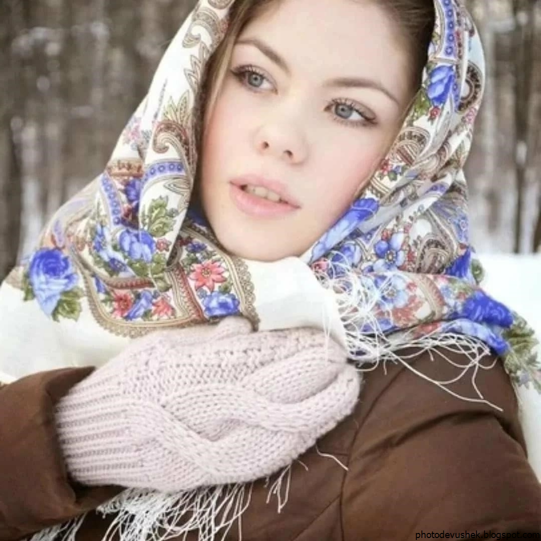 Красивая русская. Девушка в платке. Красивая женщина в платке. Русские красавицы в платках. Красивые русские девушки.