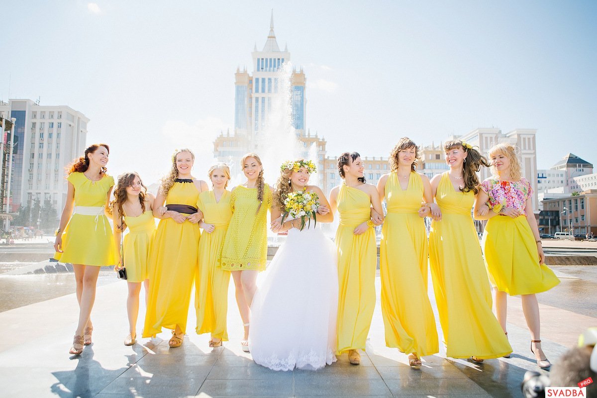Желтое платье подружки невесты