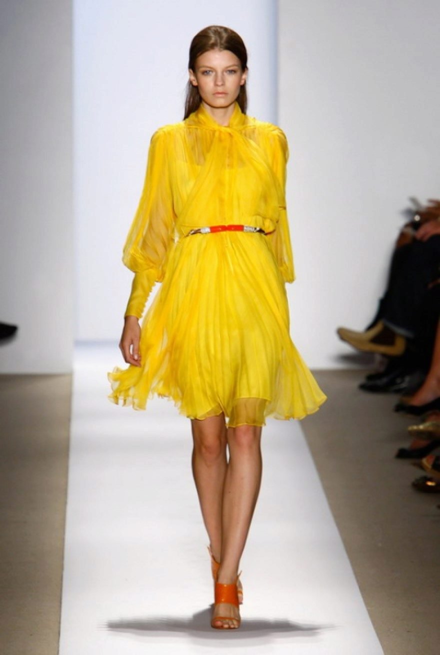 Горчично лимонный. Платья гуччи 2023. Желтое платье. Желтое летнее платье.