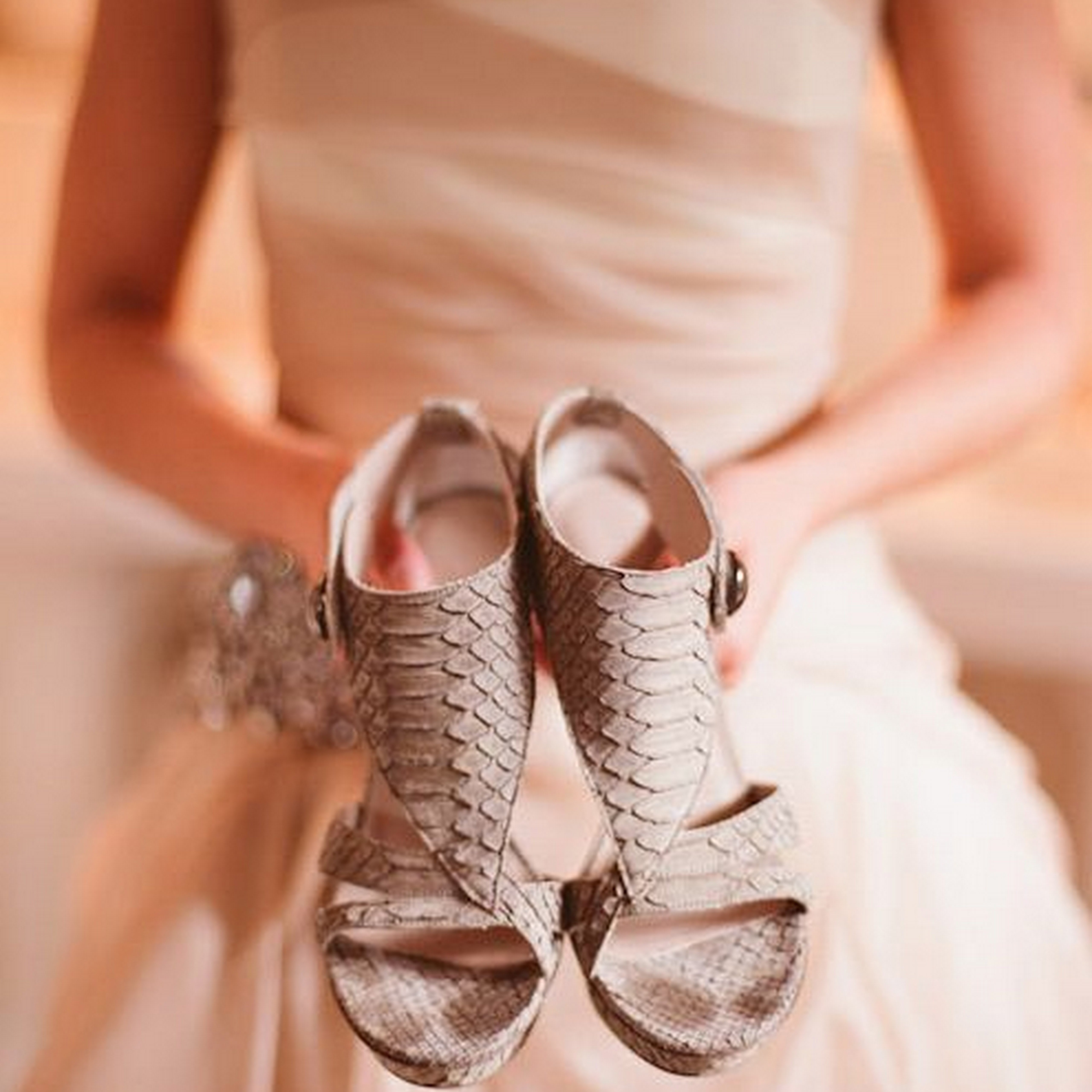 Надевать чужую обувь. Обувь для невесты. Свадебные туфли для невесты. Обувь под свадебное платье. Стильные Свадебные туфли.