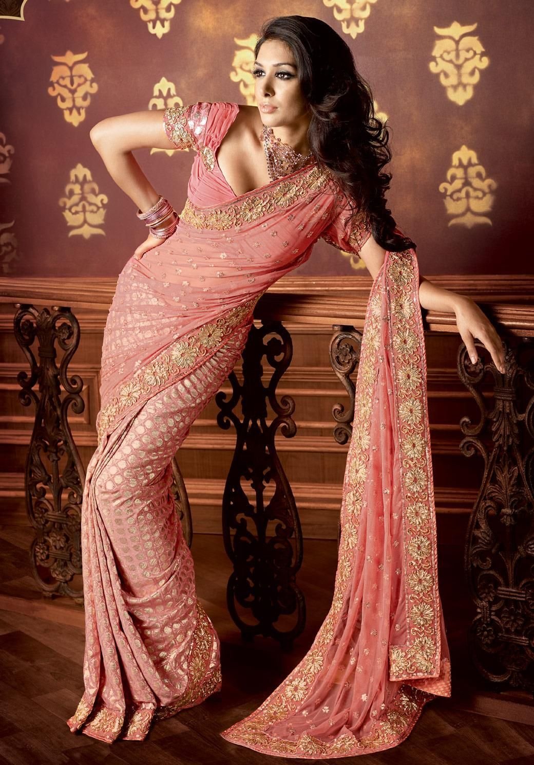 Слово сари. Сари (женская одежда в Индии). Индийское Сари принцессы. Индийские красавицы в Сари в полный рост. Свадебное Сари в Индии.