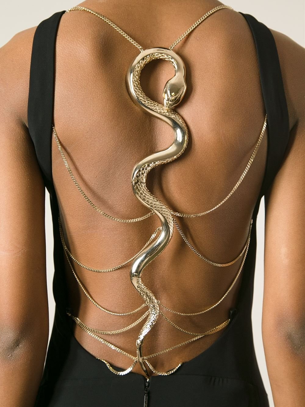 Украшает змей. Roberto Cavalli браслет змея. Платье Roberto Cavalli со змеей. Роберто Кавалли  змейка черный. Роберто Кавалли платье со змеей на спине.