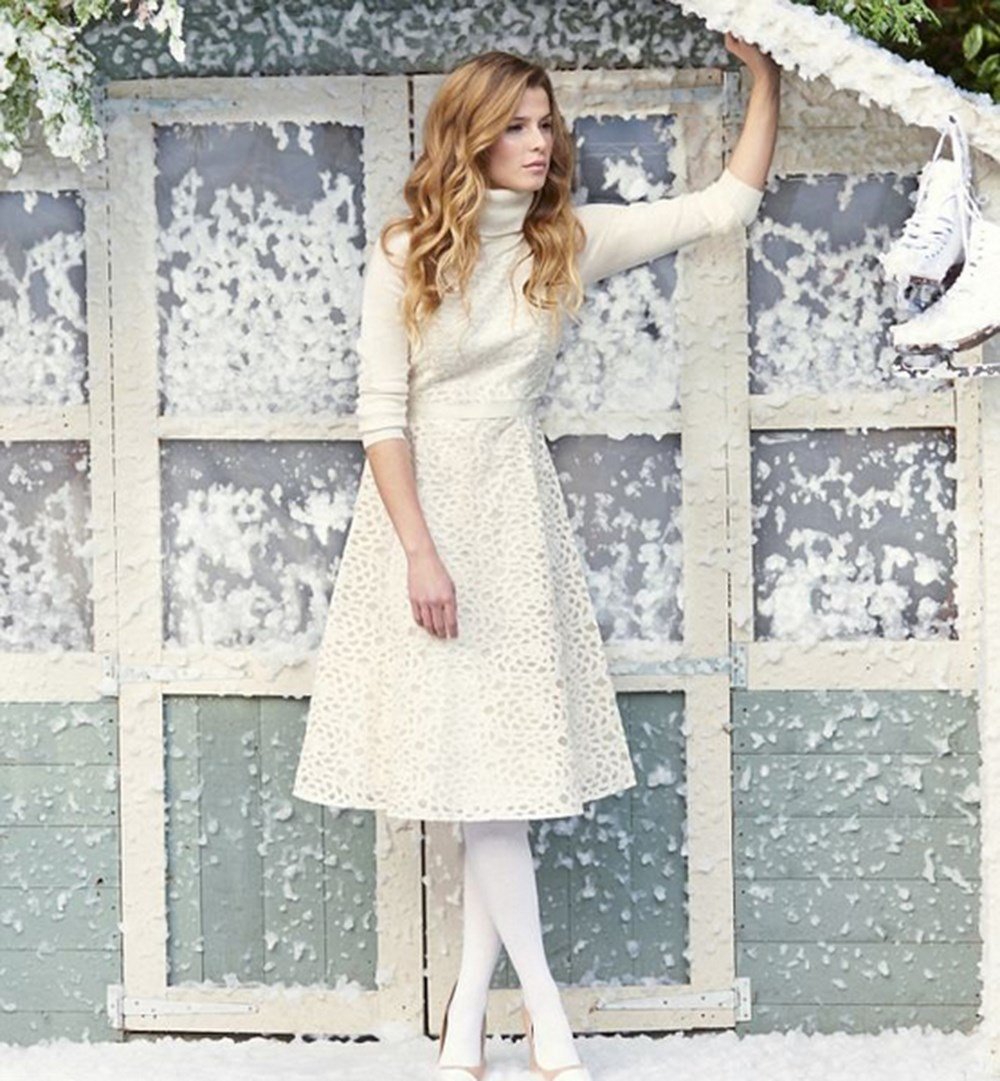 Белые платья зима. Короткое свадебное платье. Короткое свадебное платье для зимы. Белое зимнее платье. Свадебное платье зимой.