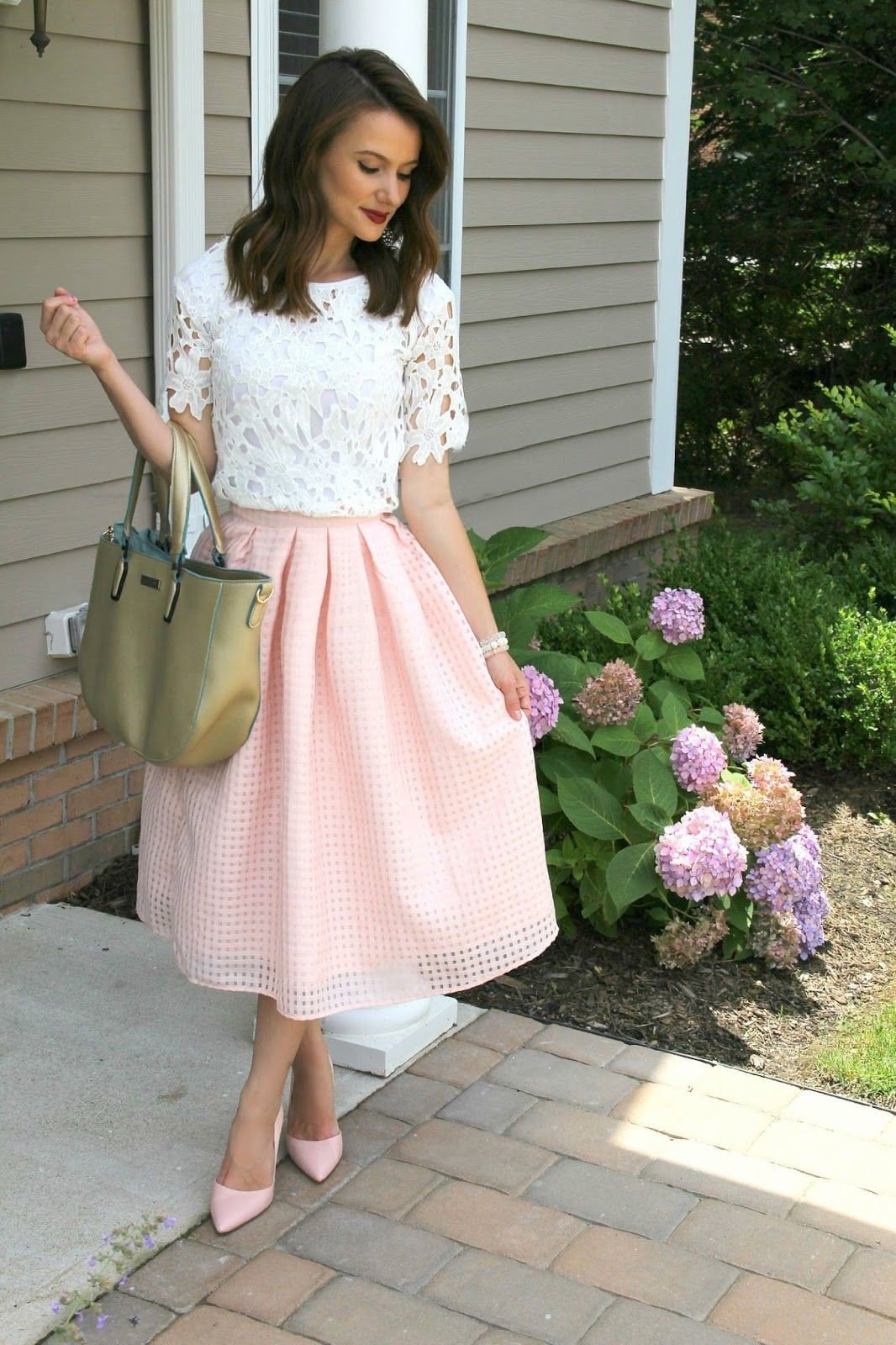 Костюм с юбкой миди. Розовая юбка. Розовая юбка миди. Образ с пышной юбкой. Романтический стиль юбки.