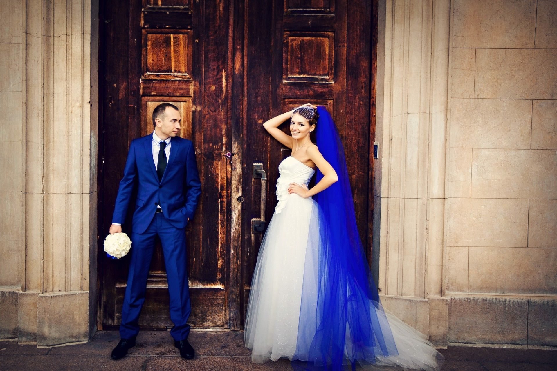Розово синий костюм. Свадьба в синем цвете. Свадьба в стиле синего цвета. Образ жениха и невесты. Свадебные Наряды жениха и невесты.